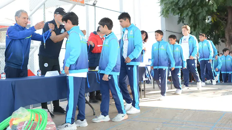 Les colocaron la medalla obtenida en la categoría Secundaria. 